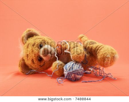 Tigre de brinquedo com uma bola de segmentos