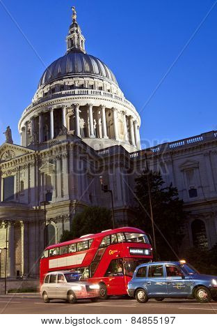 LONDON, UK - AUG 22, 2014: Red bus and taxi cabs in front of St.Paul's Cathedral just after sunset.