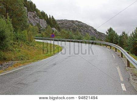 The road in misty Norway