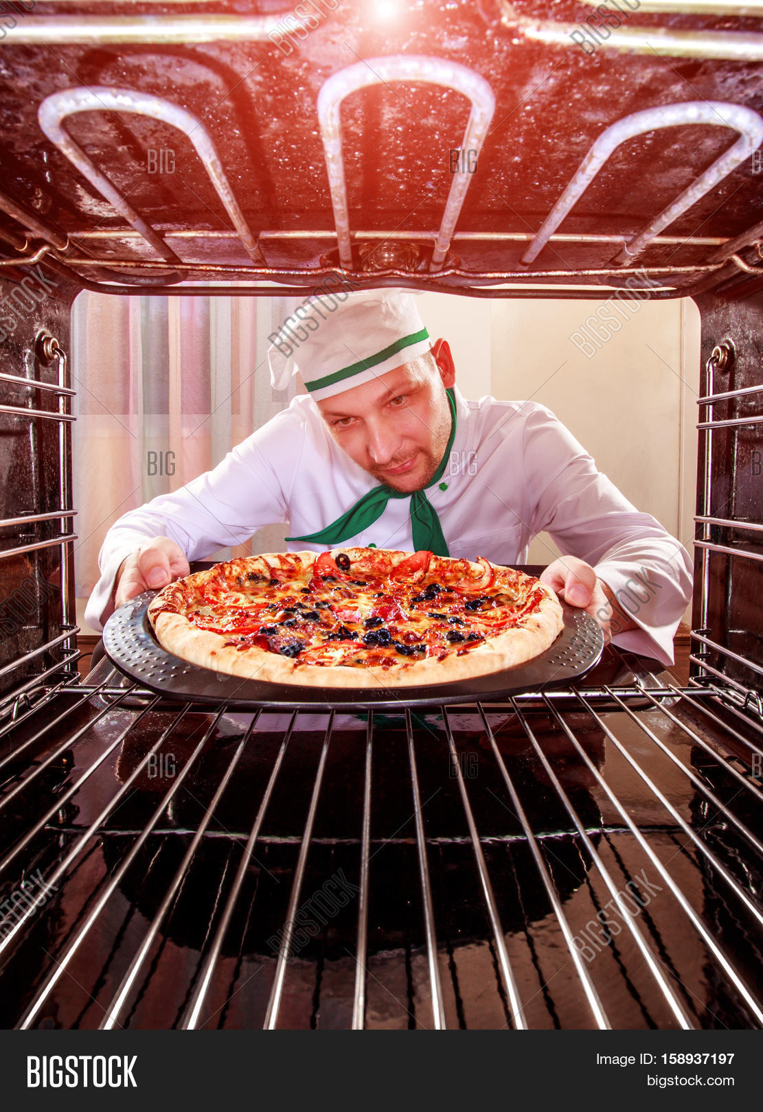 Повар с пиццей. Как называется человек который готовит пиццу. Как называется человек который готовит пиццу. Как называется человек который готовит пиццу. Пиццайоло дмитрий зотов.