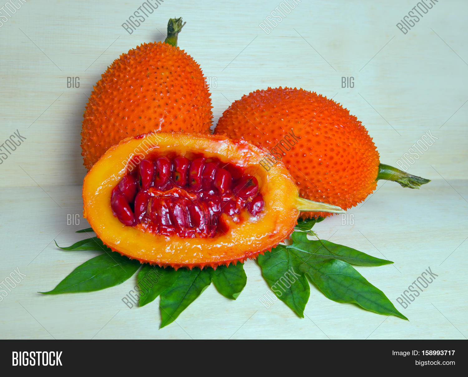 горькая дыня момордика. момордика харанция. папайя папаин. карибиан экзотик фрукт. экзотический фрукт оранжевого цвета.