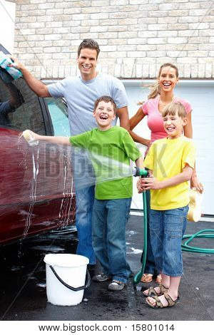 Sorrindo feliz família, lavar o carro da família.