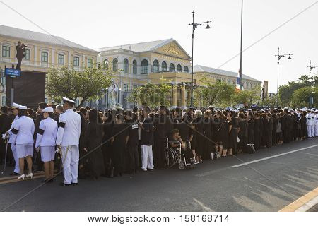 BANGKOK THAILAND - NOV 22 : The crowd of mourners in national ceremony for king Rama 9 at ministry of Defence while the funeral of king Bhumibol Adulyadej in Grand Palace on november 22 2016