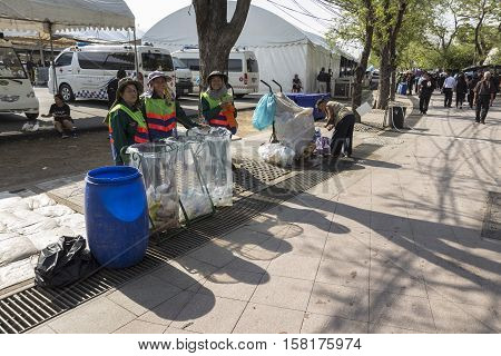 BANGKOK THAILAND - NOV 22 : cleaner staff in Sanam Luang while the funeral of king Bhumibol Adulyadej in Grand Palace on november 22 2016