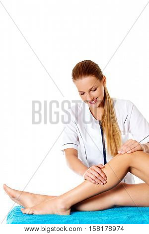 Woman having massage of body in the spa salon. Beauty treatment concept.