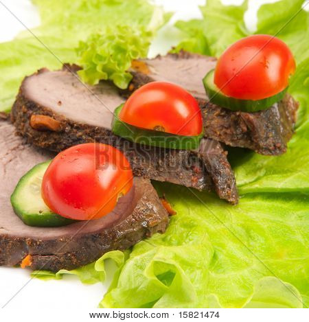 三个 peaces 的肉与蔬菜