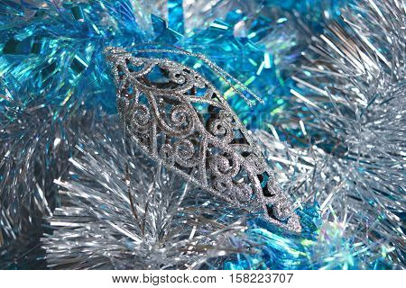 Photo by abstract shiny silver christmas toy with ornament in the blue and silver tinsel.