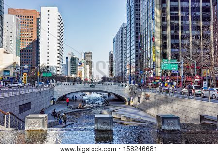 Mojeon Bridge Crosses Cheonggyecheon Public Recreation Walkway In Seoul