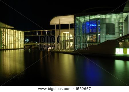 NightShot di una costruzione di governo