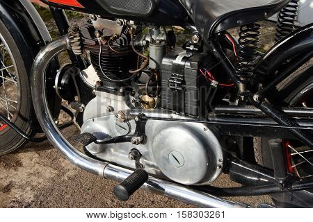 Ariel 500cc Red Hunter Motorcycle. Photographed at Coleford Carnival of Transport, England. 11th April 2009. (close up engine, crank, battery, elecs)