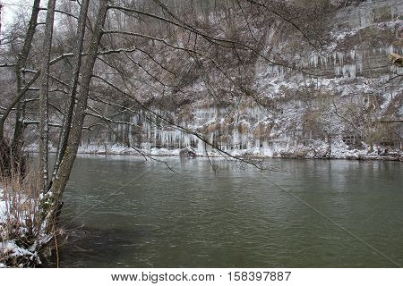 Jagst in the winter / Icicles hang from the bluff to the river.