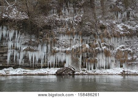 Jagst in the winter / Icicles hang from the bluff to the river.
