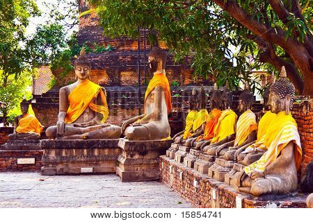 仏の彫像で、寺のワット ・ ヤイ チャイ Mongkol アユタヤ バンコクの近くで