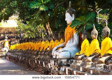 仏の彫像で、寺のワット ・ ヤイ チャイ Mongkol アユタヤ バンコクの近くで