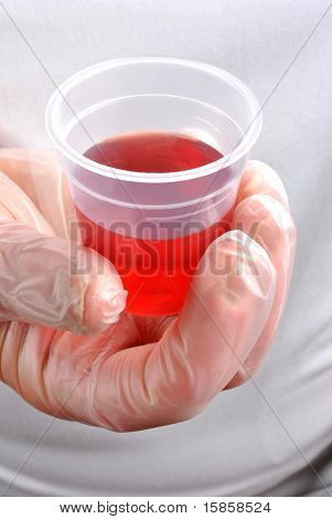 Personale sanitario con guanto monouso e medicina rosso
