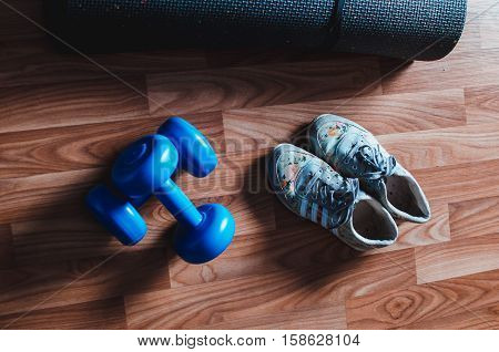 the surface of the linoleum to lay the shoes dumbbell Mat