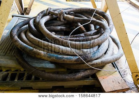 Hose line installed in oil and gas process and purge nitrogen gas into vessel .