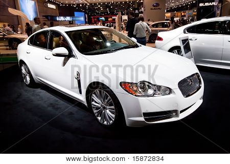 モスクワ, ロシア - 8 月 25 日: ホワイト スポーツ車ジャガー Xk モスクワ国際展 Interauto で