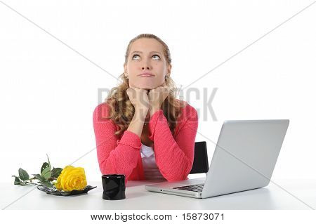 Donna piangente a un computer