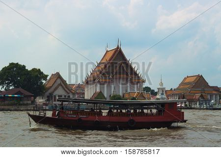 Bangkok Thailand - Noverber 21 2016 : The boat transport service to Wat Kalayanamitr Varamahavihara the buddhist temple beside the Chao Phraya River