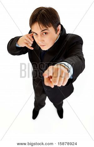 Empresario moderno autorizado mostrando contacto me gesto aislado en blanco