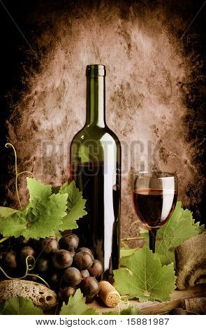 Rot Wein stilleben im alten Stil mit Grunge-Wand-Hintergrund