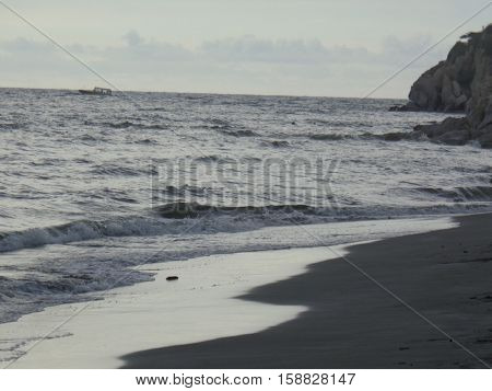 Olas golpeando las playas y las rocas