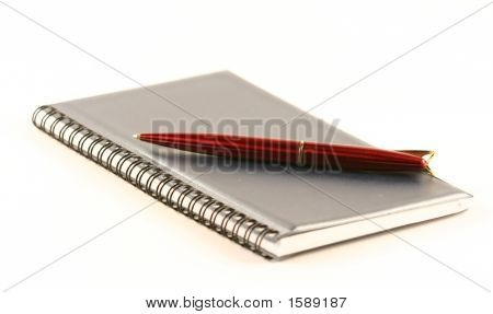 A caneta e o caderno fechado