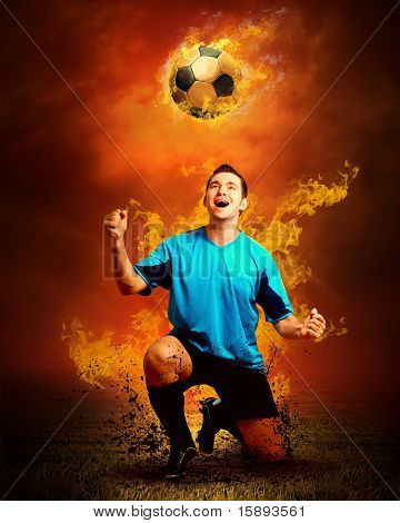 Joueur de football en feux flamme sur le terrain en plein air