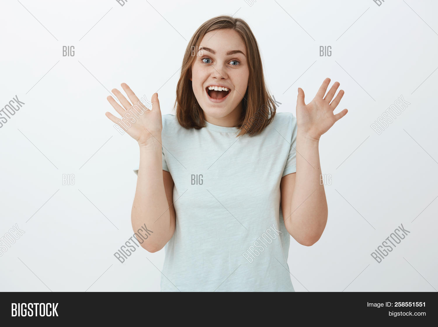 Девочка была взволнована. Девочка была взволнована. Девочка была взволнована. Картинки для девочек с пустым центром. Девушка была взволнована.