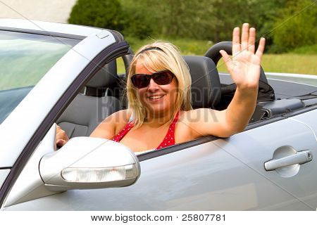 Hermosa mujer conductora