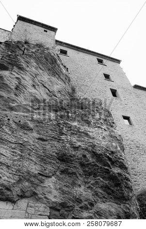Very High Perimetric Wall Surrounds The Microstate Of San Marino