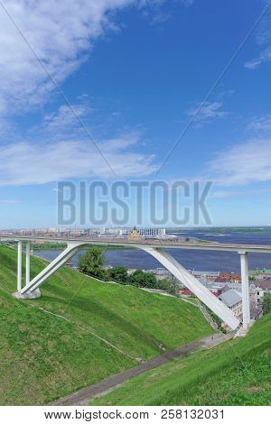 Nizhny Novgorod, Russia. - June 21.2018. Pedestrian Bridge Across The Sergievsky Ravine On The Backg