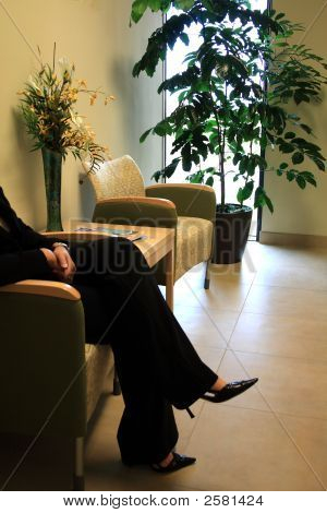Donna d'affari nella sala d'attesa