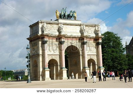 Paris, France-jul 23, 2018: Arc De Triomphe Du Carrousel At The Center Of Place Du Carrousel In The 