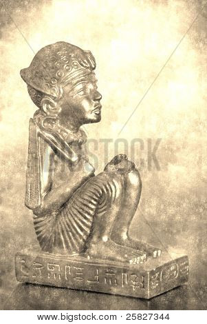 Statua egiziana in stile antico a due tonalità