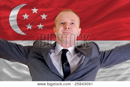 Happy Businessman profitable Investitionen in Singapur stehen in der NÃ¤he von flag