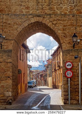Arch Of Santa Maria Is The North Gate To The Old Part Of The Town  - Mansilla De Las Mullas, Castile
