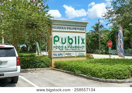 Miami, Usa - August 22, 2018: Publix Store Logo. Publix Super Markets Is An Employee-owned, American