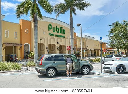 Miami, Usa - August 22, 2018: Publix Store Logo. Publix Super Markets Is An Employee-owned, American