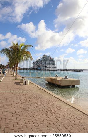 Kralendijk, Bonaire: 12/16/17: Royal Princess Cruise Ship Docked In Bonaire