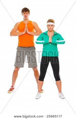 Fitness MÃ¤dchen und Mann in Sportkleidung tun des Yogas, isoliert auf weiss