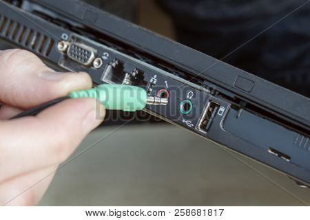 Connect The Green Cinch Plug To The Headphone Jack
