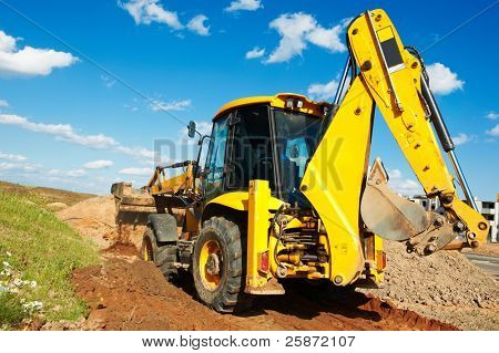 Ladeprogramm Mobilbagger mit Heckbagger entladen Sand am Eathmoving arbeitet in Baustelle