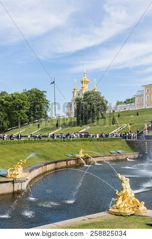 St Petersburg, Russia - 03 June, 2018: Vertical Picture Of The Amazing Garden With Golden Fountains 