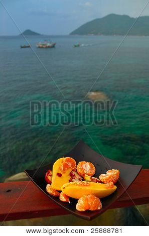 Fruitplate esotici in fondo al mare