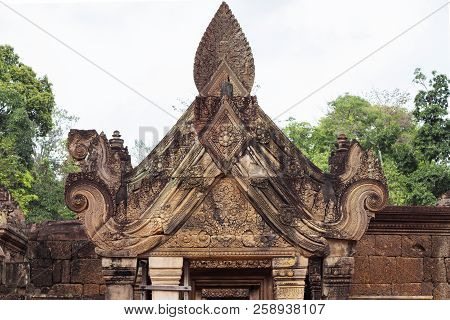 Stone Carved Bas-relief Of Banteay Srei Temple In Angkor Wat, Cambodia. Traditional Bas-relief On Po