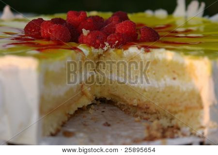 raspberrys üst ve orta buzlanma ile deliscious limon pasta bir weddi bir masada oturuyor