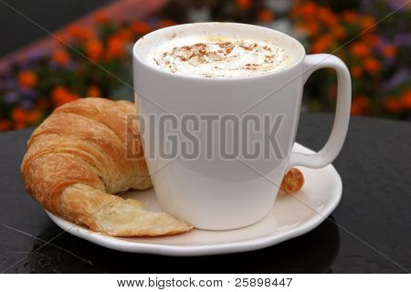 Latte croissant ja kermavaahtoa ja valtaa