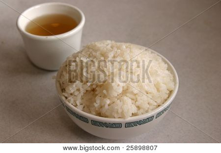 Skål med hvide ris og grøn te i en chineese resturant
